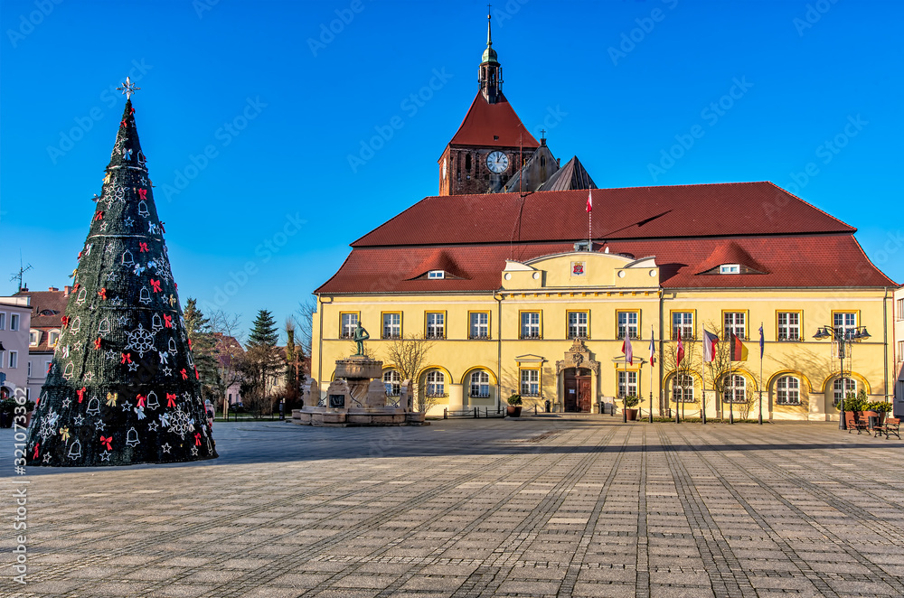 Weihnachtsbaum auf dem Rathausplatz in Darlowo
