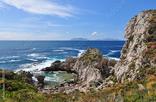 Fotografi Small rocky paradisiacal cove called Pool of Venus or Piscina di Venere in Capo
