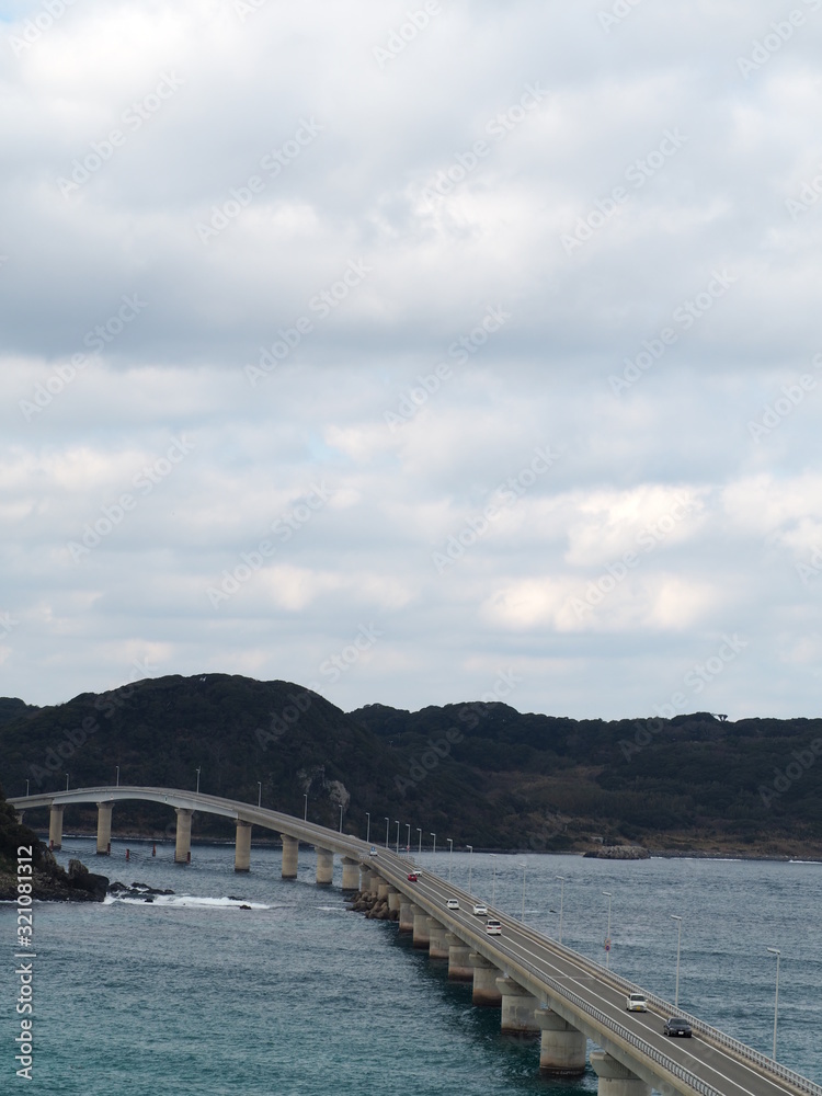 Obraz premium 海と空と橋と島