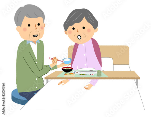 食事する高齢者　食事介助　老老介護