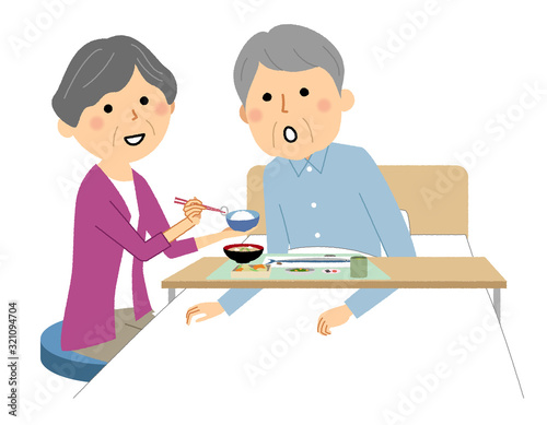 食事する高齢者　食事介助　老老介護