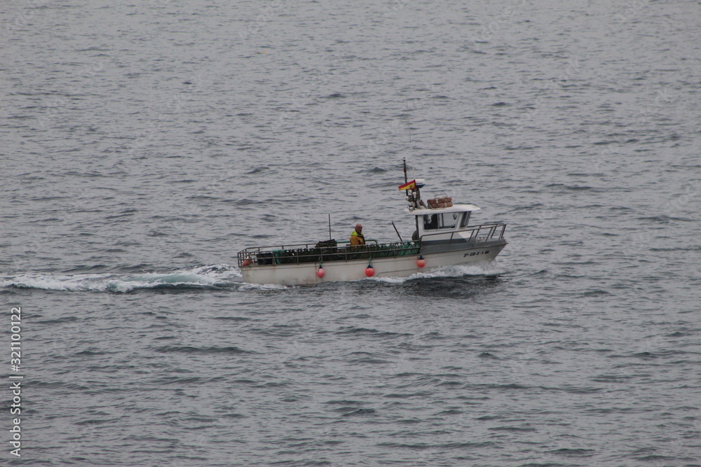 Naklejka premium fishing boat in the sea