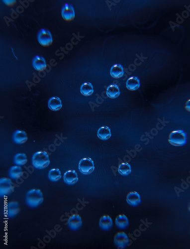 Burbujas en fondo azul