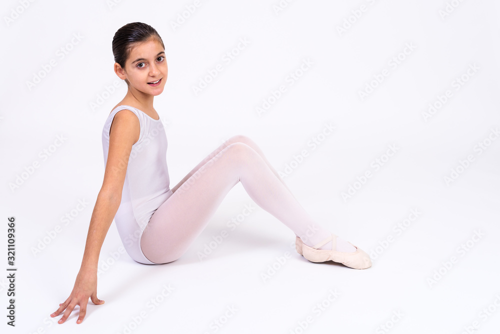 bailarina de ballet con tutu blanco aislada con fondo blanco. Clases de ballet en la escuela de danza clásica bailarina de ballet con tutu blanco aislada con fondo blanco. Clases de ballet en la escuela de danza clásica