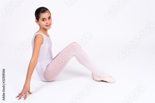 bailarina de ballet con tutu blanco aislada con fondo blanco. Clases de ballet en la escuela de danza clásica