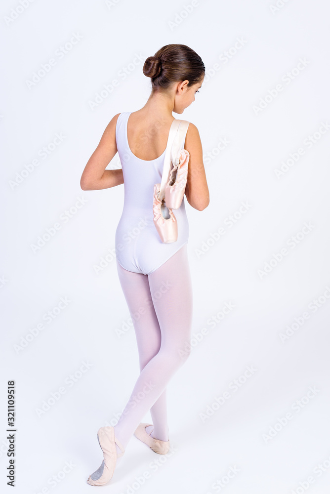chica joven estudiante de ballet con zapatillas de punta reflexionando. Clases de ballet en escuela de danza chica joven estudiante de ballet con zapatillas de punta reflexionando. Clases de ballet en escuela de danza