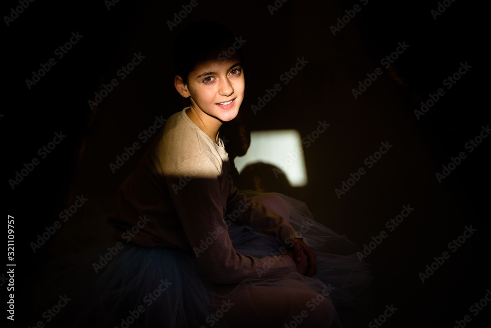Retrato de bailarina de ballet bailarina de ballet en descanso. Clases de ballet en la escuela de danza clásica Retrato de bailarina de ballet bailarina de ballet en descanso. Clases de ballet en la escuela de danza clásica