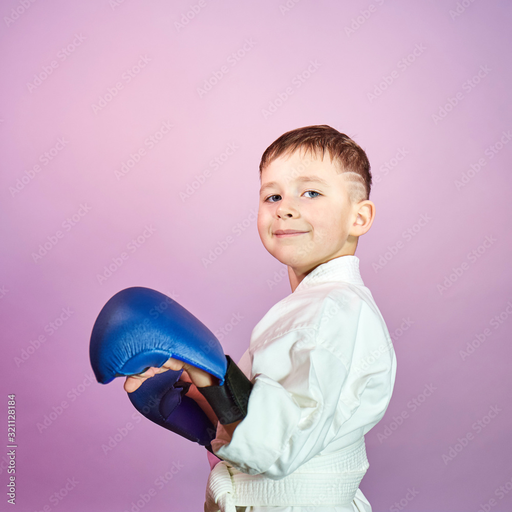 On a purple background, an athlete with blue overlays on his hands On a purple background, an athlete with blue overlays on his hands