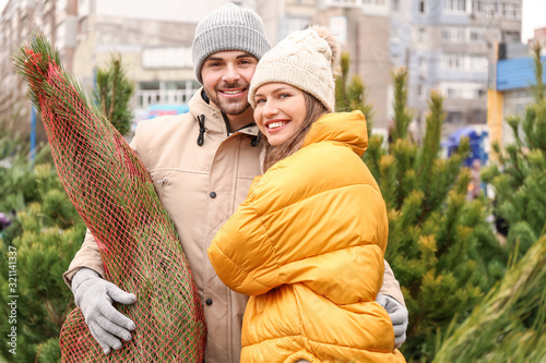 Young couple buying Christm...