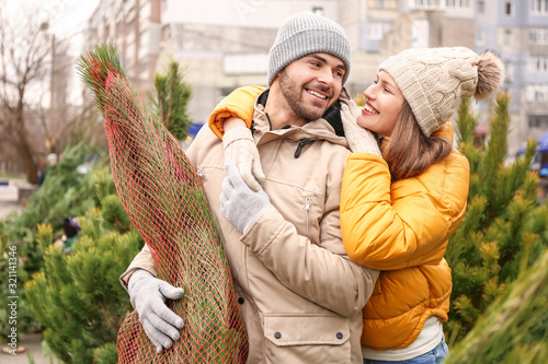 Young couple buying Christm...