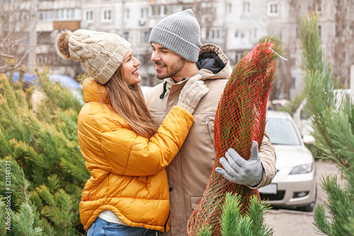 Young couple buying Christm...
