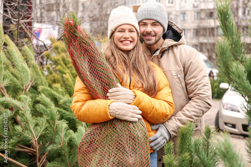 Young couple buying Christm...