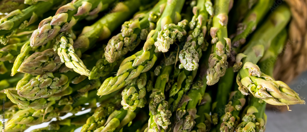 A macro close up view of a bundle of asparagus stalks. - obrazy, fototapety, plakaty 