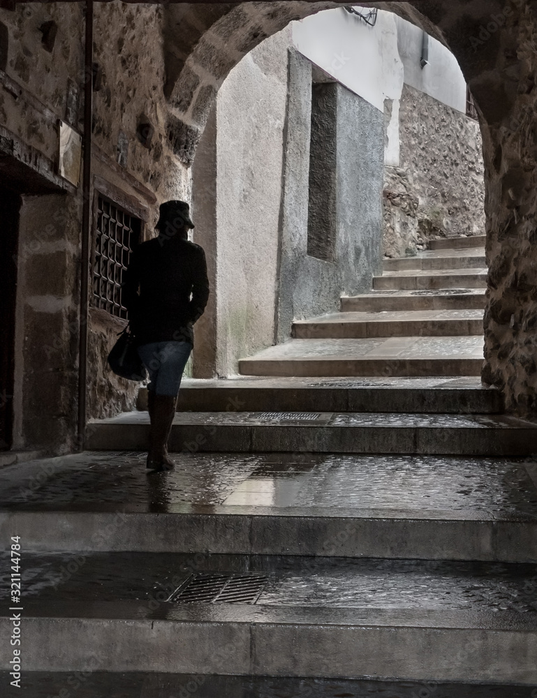 Mujer paseando por escalera en un pasadizo de Cuenca