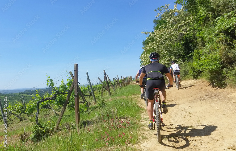 Fototapeta premium Escursione in bicicletta in campagna, divertimento e fatica