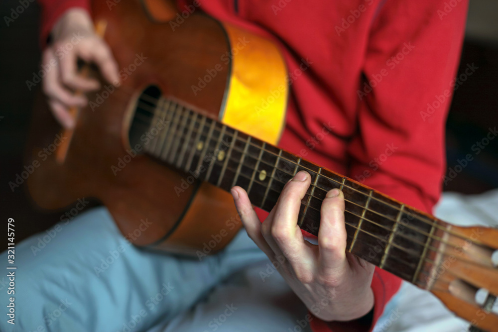 Obraz premium virtuoso guitarist playing his acoustic guitar