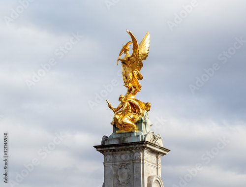 Fototapeta Nike Goddess of Victory Statue on the Victoria Monument Memorial outside Bucking