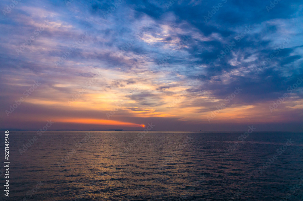 朝焼けの空が広がる下の海の夜明けDSC0283