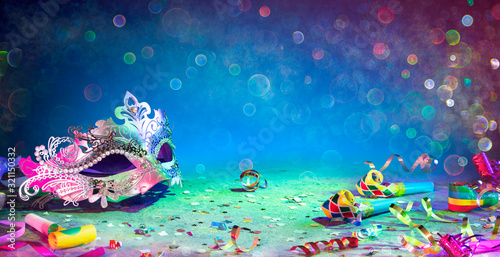 Foto Carnival Party - Venetian Mask With Colorful Streamer And Whistle