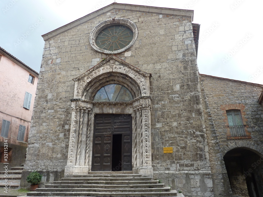 pieve romanica in val d'Orcia
