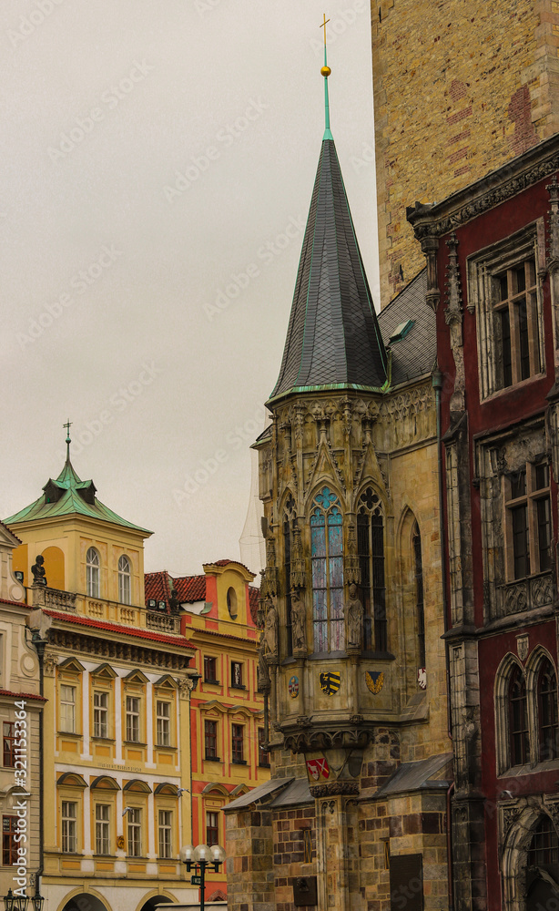 Torre gótica junto al antiguo reloj astrológico de Praga, rodeada de edificios amarillos. República checa.