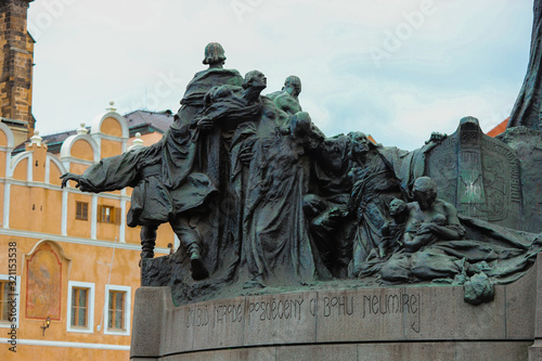 Escultura Jan Hus, estatua en la plaza vieja de Praga photo