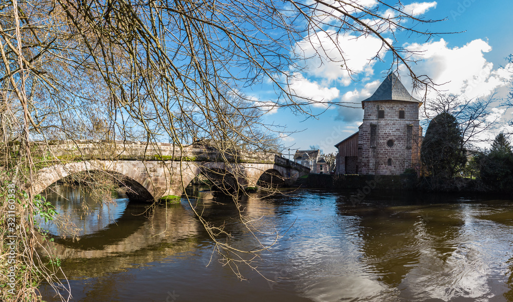 Φωτογραφία Saint Viance (Corrèze, France) - Pont sur la Vézère et église Saint Viance