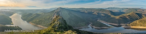 Tableau sur toile Extremadura and the Tajo river crossing the rugged terrain