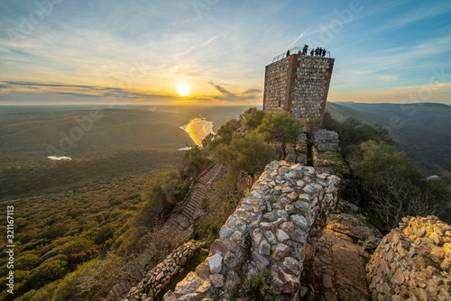 Fotografi Amazing views during sunset of Extremadura countryfields, its woods and Tajo riv