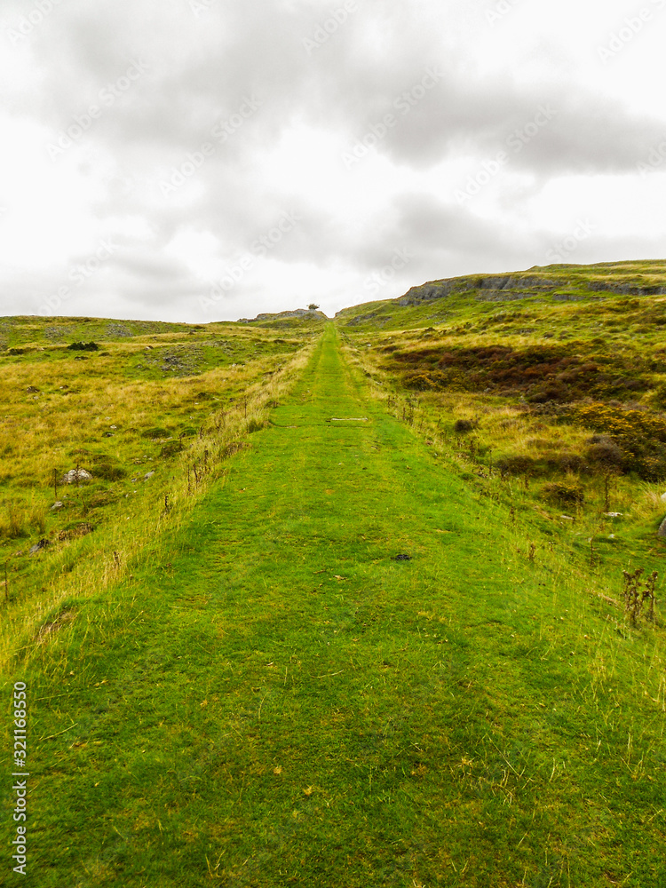 Obraz premium Road in the Hills