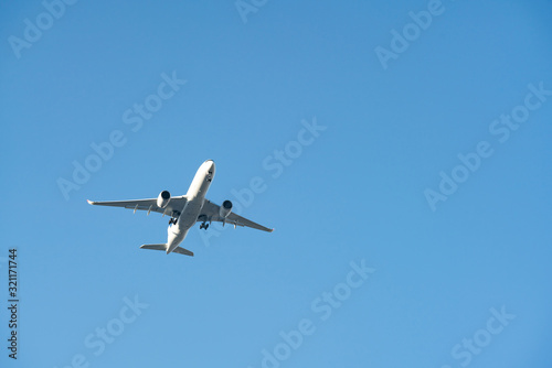 旅客機・飛行機・青空 © naka