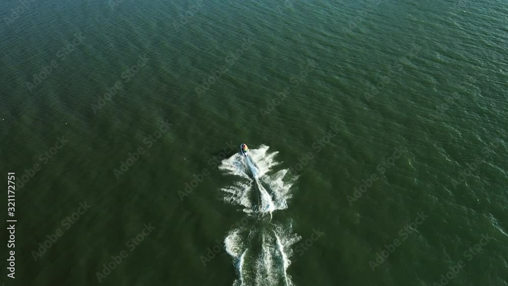Un jet ski navigue sur la mer