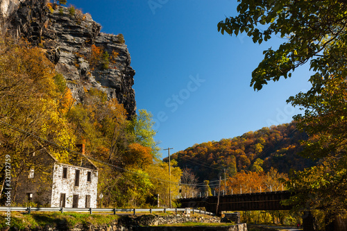 Φωτογραφία Abandoned House on a Road in the breathtaking Landscape of Harper's Ferry in Wes