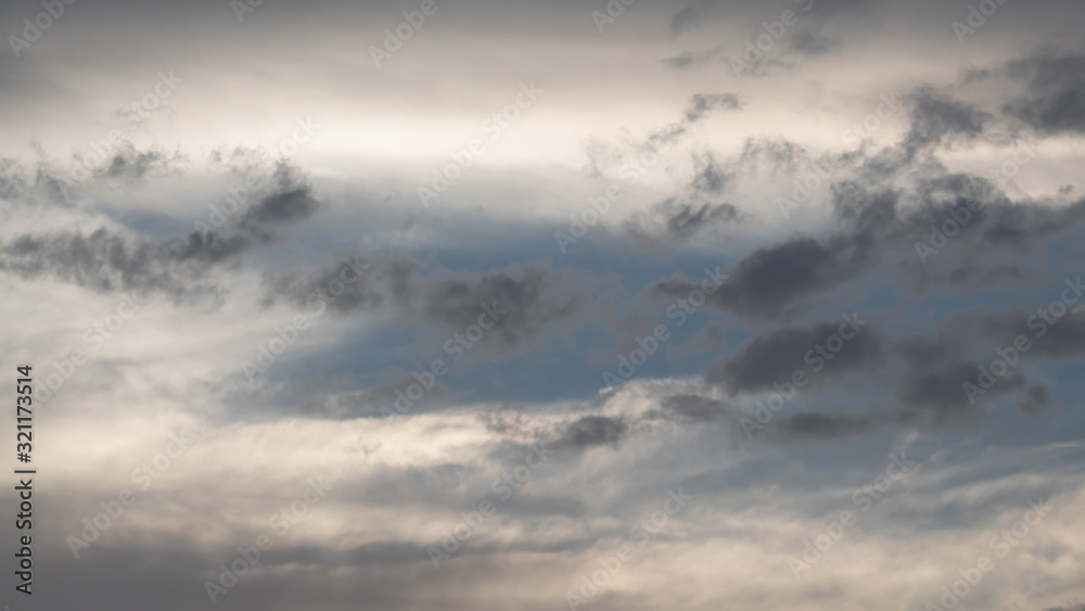 céu prateado com nuvens cinzas