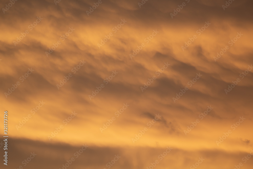 Obraz premium nuvens laranjas no pôr-do-sol