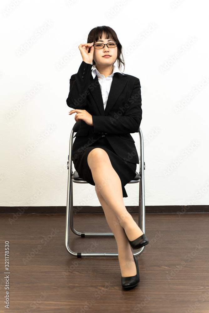 めがねをかけて椅子に座る女性 Stock Photo | Adobe Stock