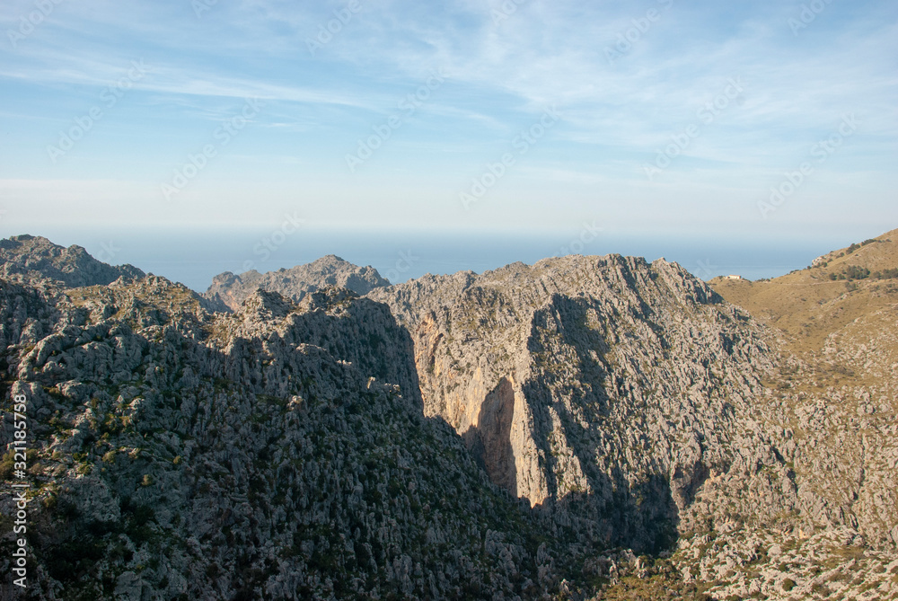 Berge der Sierra Tramuntana auf der spanischen Baleareninsel Mallorca