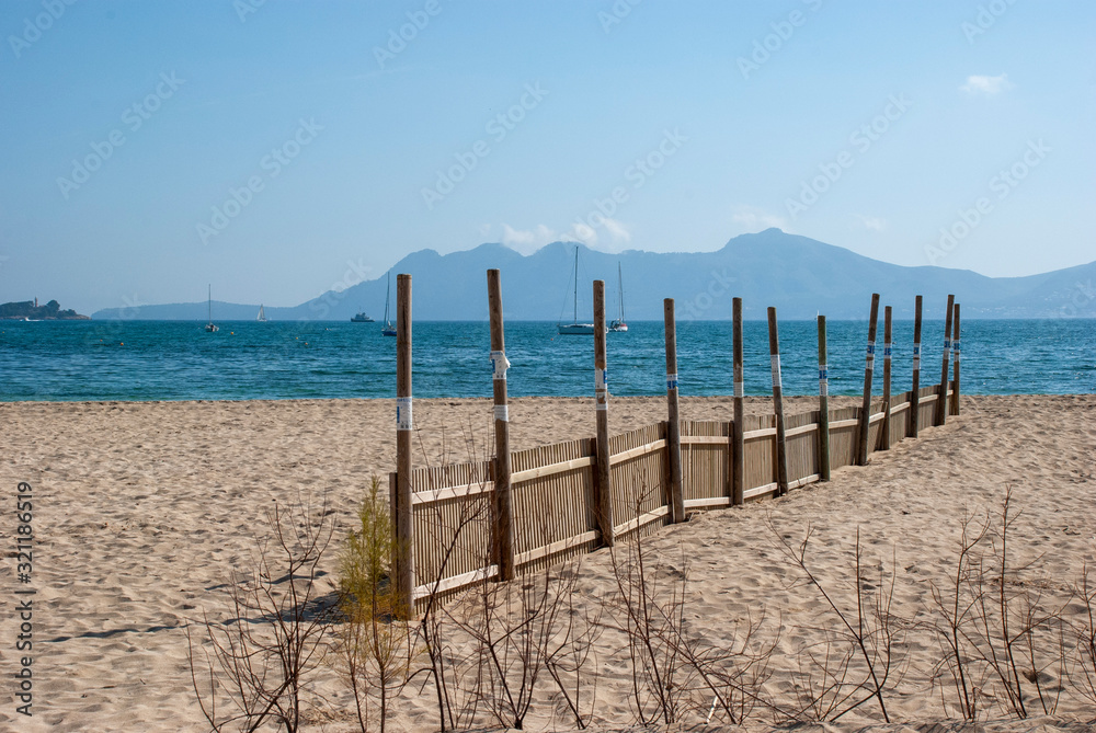 Fototapeta premium Wygraj wiosenną ochronę na plaży w Port de Pollenca na Majorce