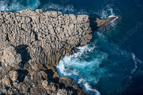 Drohnenperspektive oder Vogelperspektive schroffe Felsküste bei Cap de Formentor, Mallorca