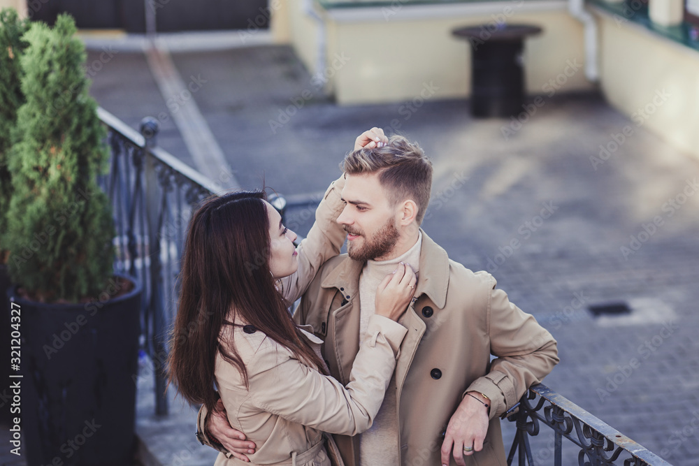 Naklejka premium sweet couple spending best leisure time in city, wear casual outfits