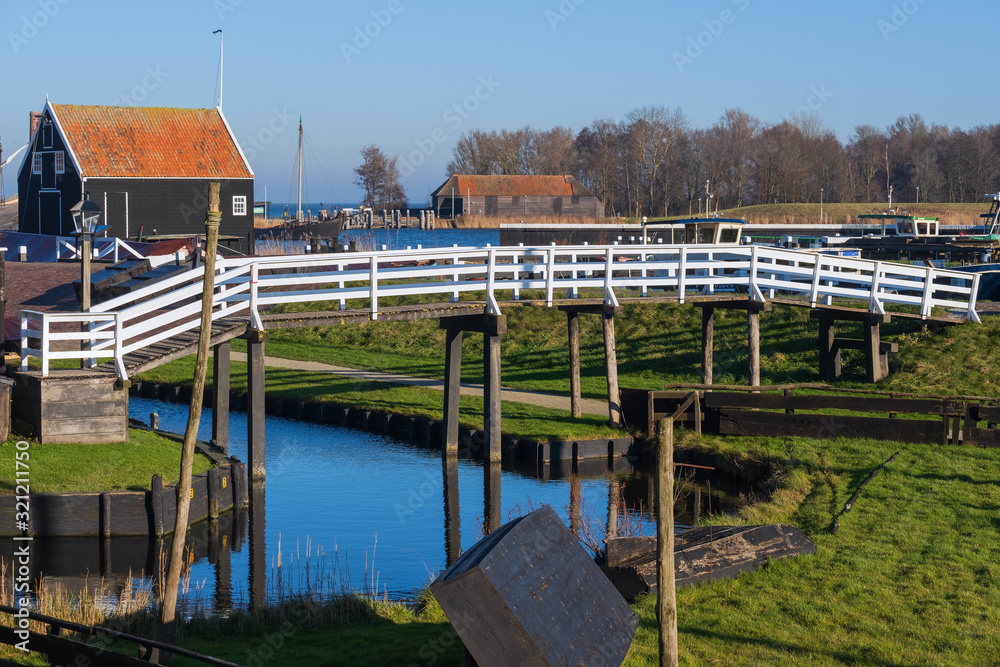 Φωτογραφία Brücke über einen Kanal in Enkhuizen/Niederlande
