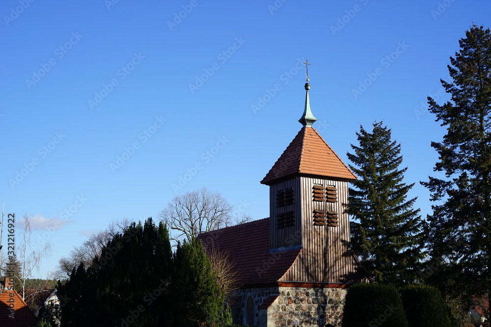 Die Dorfkirche Gatow bei Sonnenschein Die Dorfkirche Gatow bei Sonnenschein
