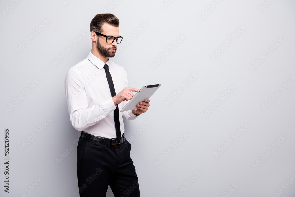Φωτογραφία Portrait of concentrated executive lawyer use tablet search start-up news worksh