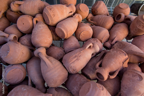 Foto small clay pots, souvenirs from Cana Galilee in Israel,