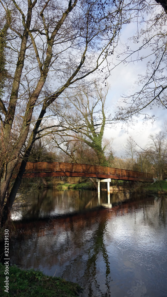 Fussgängerbrücke aus Holz über die Ilmenau zum Kurpark