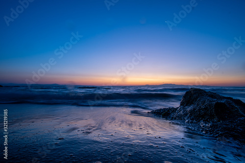 Ein gem  tlicher Sonnenaufgang am Strand von Afytos - Griechenland