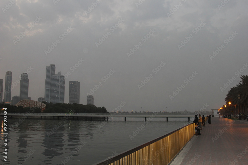 Fototapeta premium dubai city skyline at sunset
