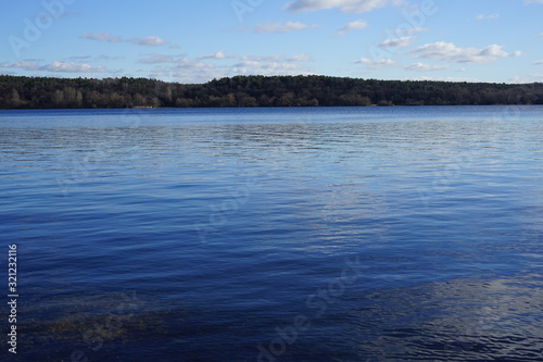 Blaue Panoramalandschaft der Havel bei Sonnenschein photo