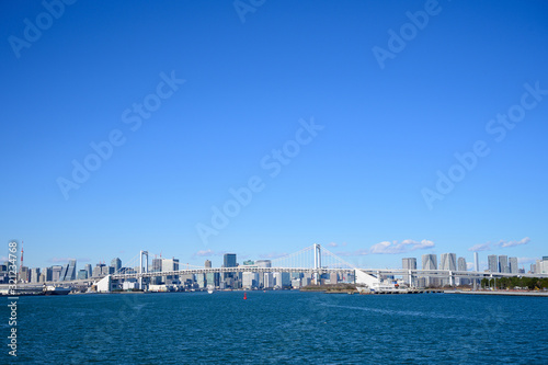 レインボーブリッジと東京のビル群の遠景