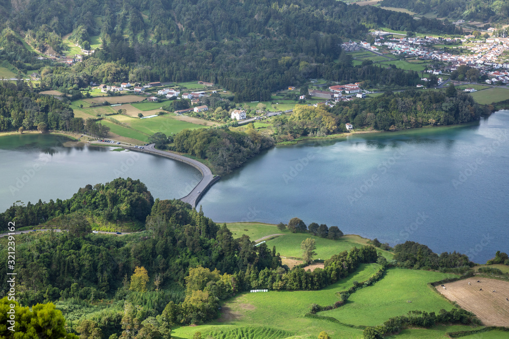 Obraz premium Lagoa Azul und Lagoa Verde auf Sao Miguel, Azoren